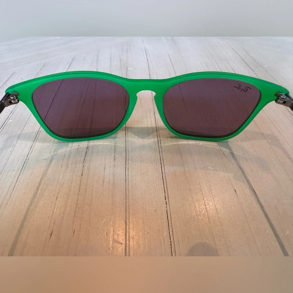RAY-BAN KIDS Unisex Green Mirrored Lens Rubber Frame Sunglasses – (Retired)